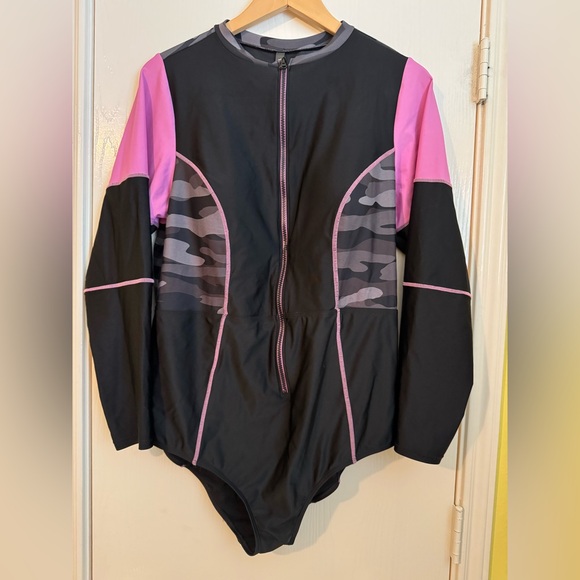 Torrid Women's Black and Pink Camo Active Swim Rash Guard - Picture 2 of 5